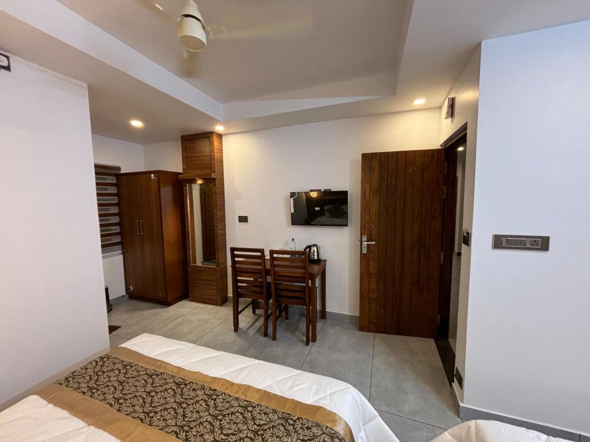 Silverstone Inn Nedumbassery Exterior photo