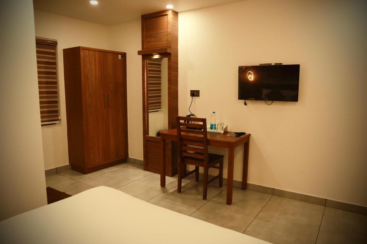 Silverstone Inn Nedumbassery Exterior photo