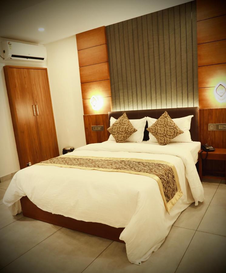 Silverstone Inn Nedumbassery Exterior photo