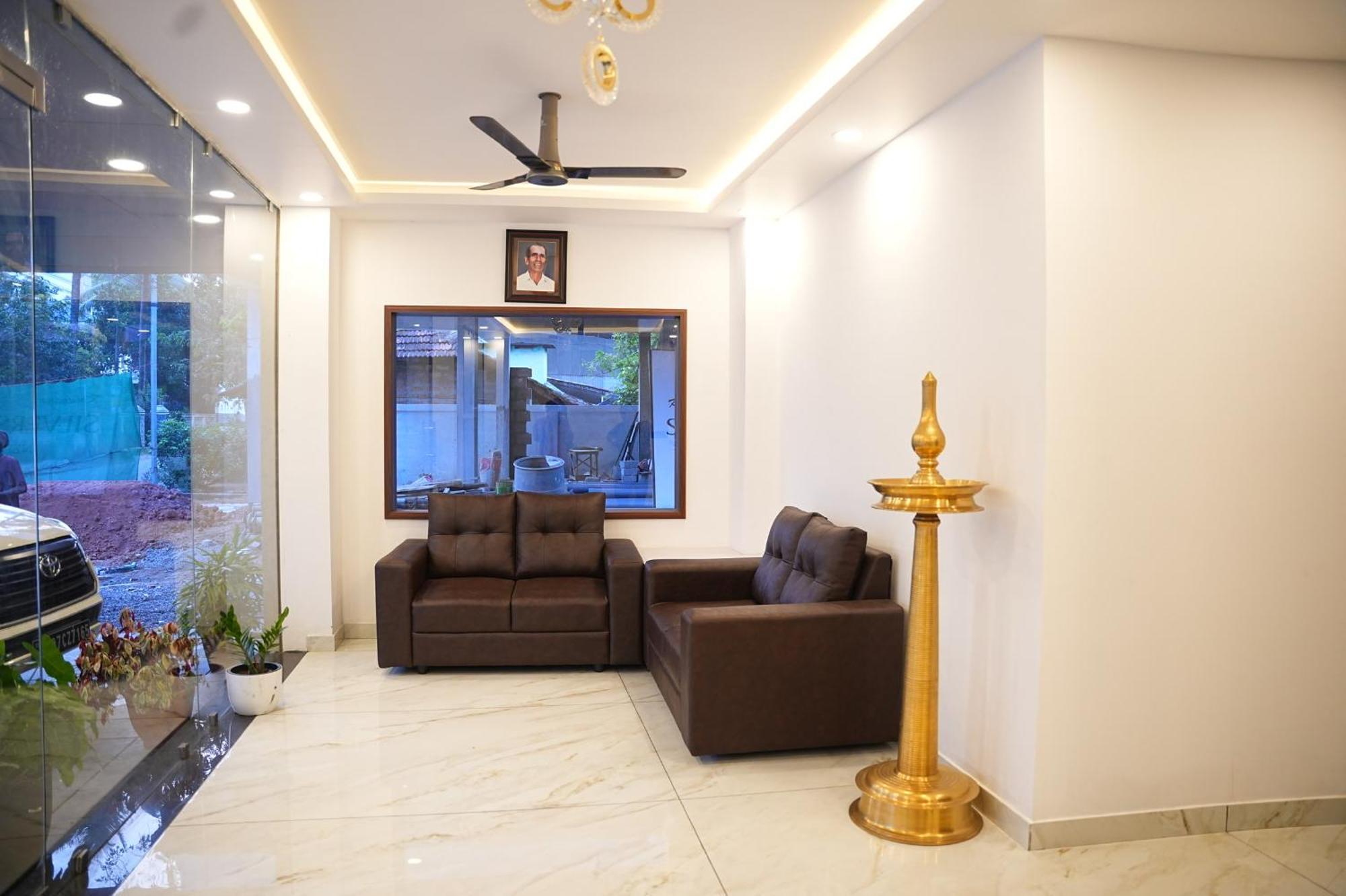 Silverstone Inn Nedumbassery Exterior photo