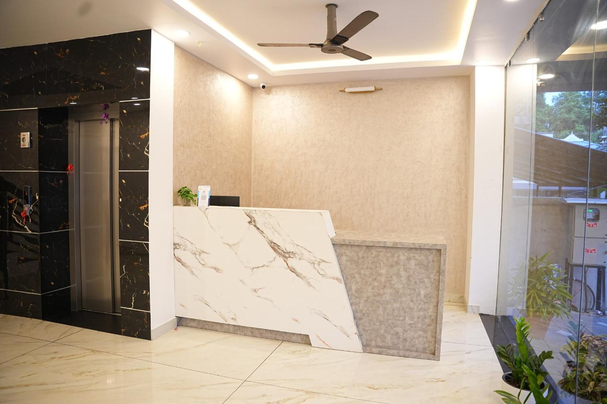Silverstone Inn Nedumbassery Exterior photo