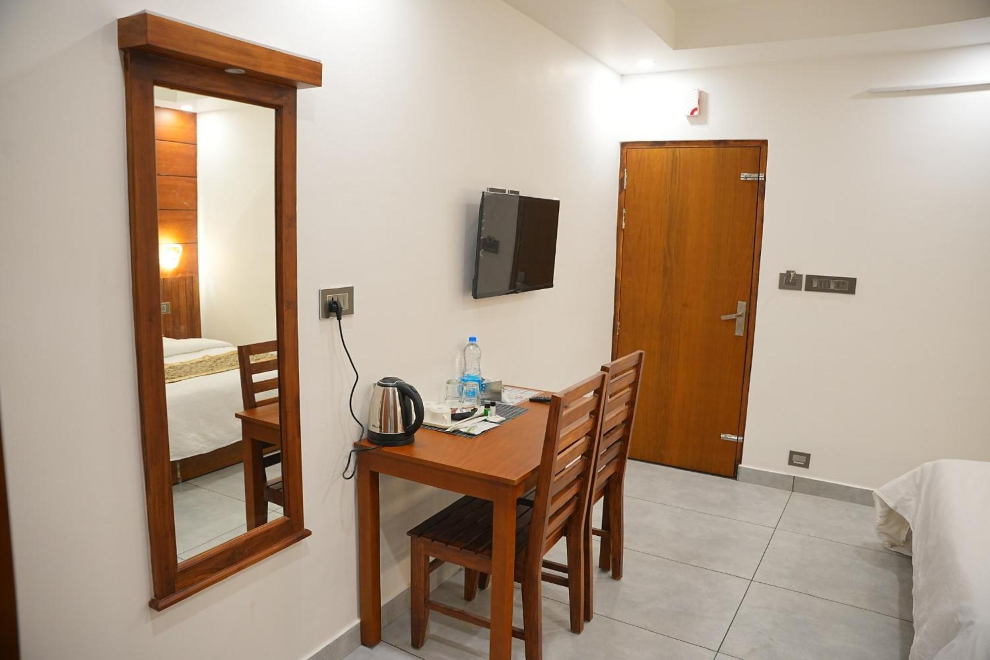 Silverstone Inn Nedumbassery Exterior photo
