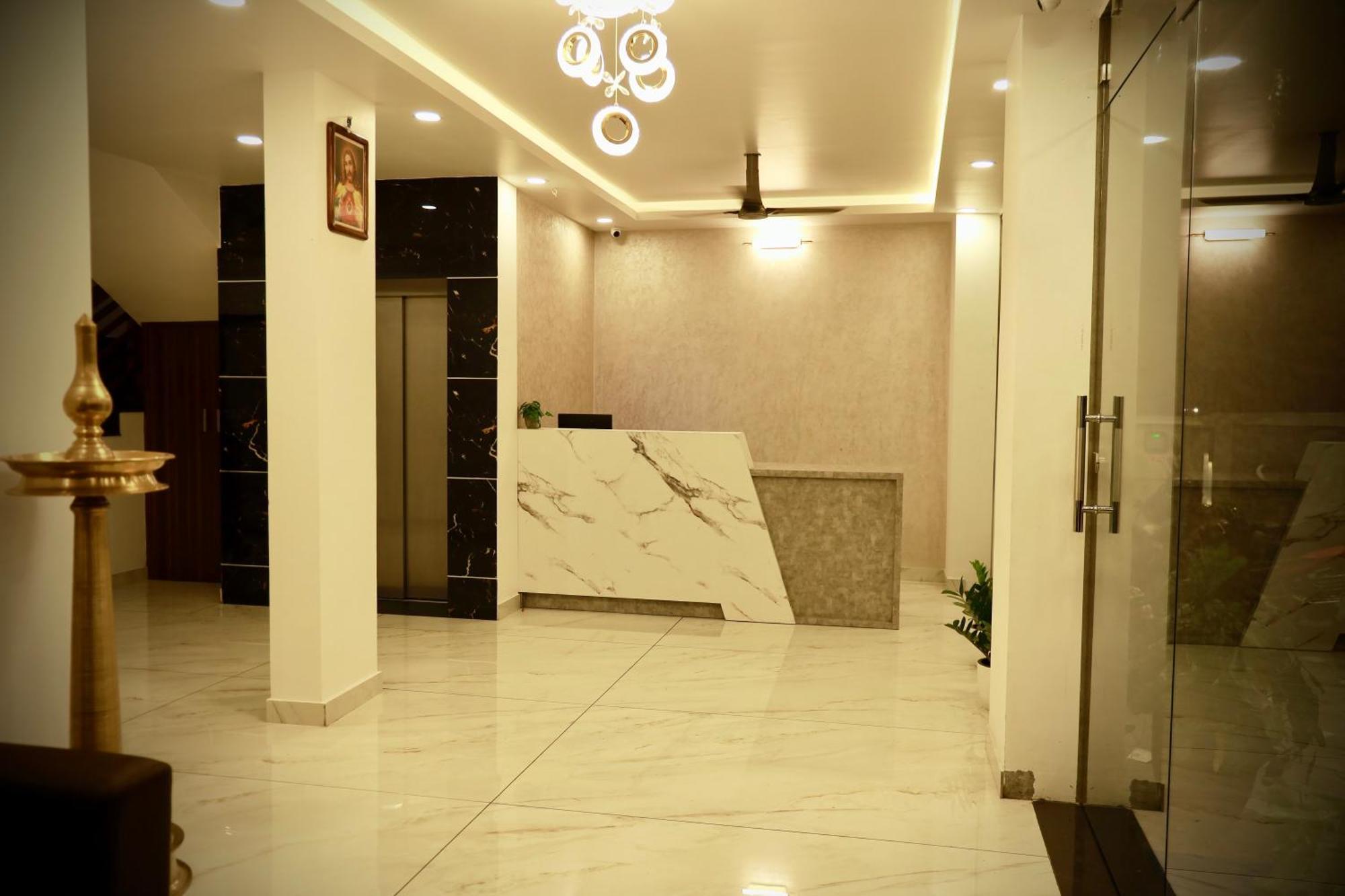 Silverstone Inn Nedumbassery Exterior photo