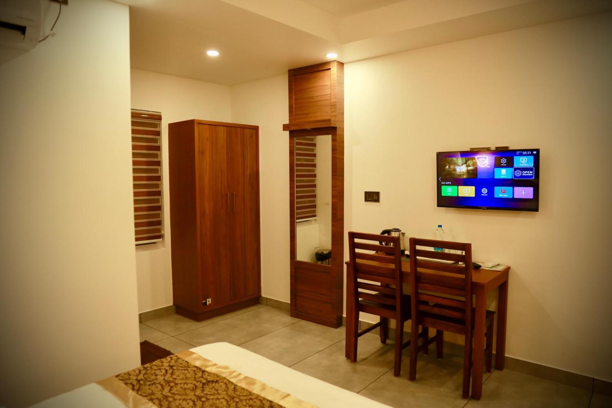 Silverstone Inn Nedumbassery Exterior photo