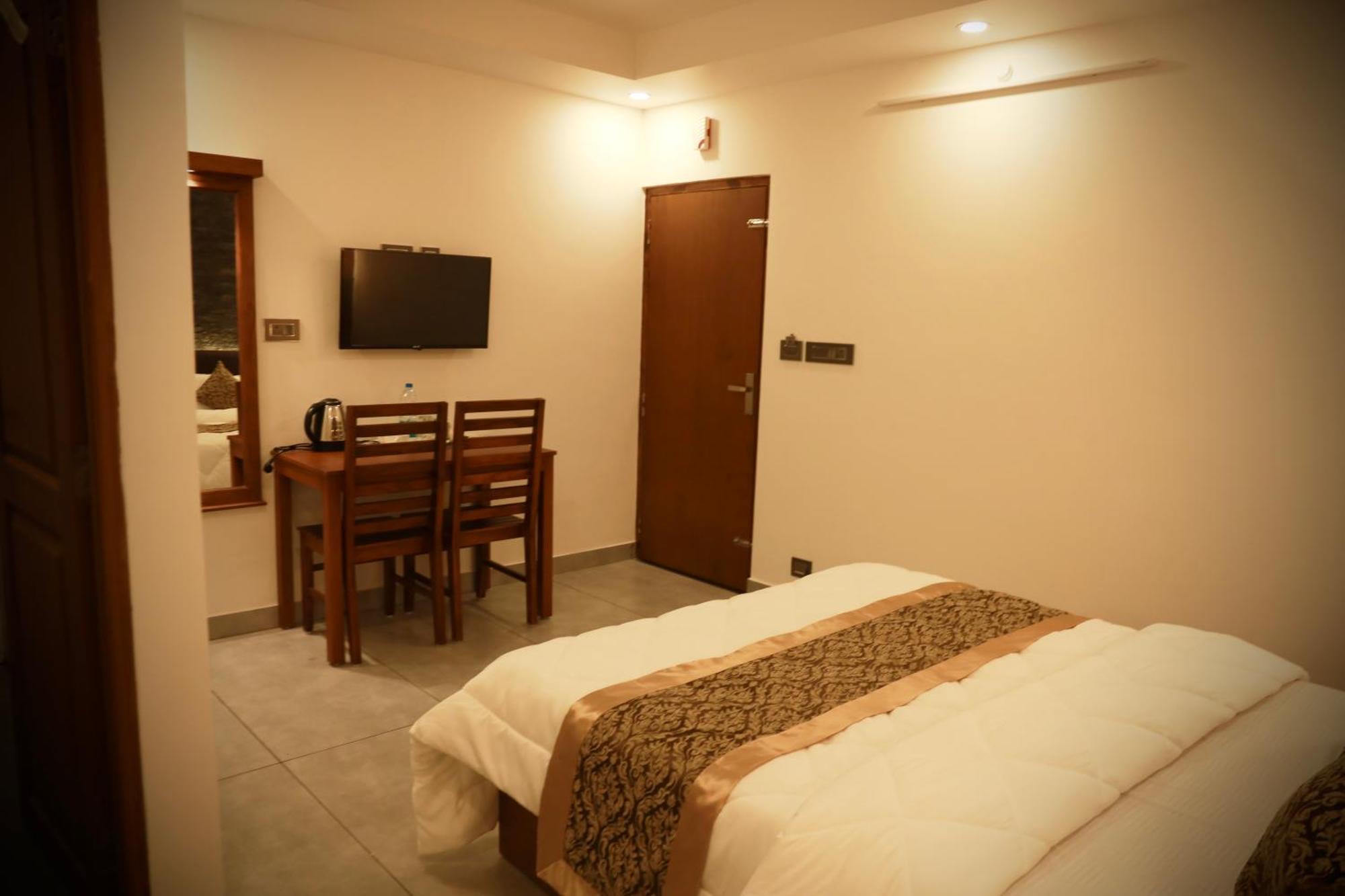 Silverstone Inn Nedumbassery Exterior photo