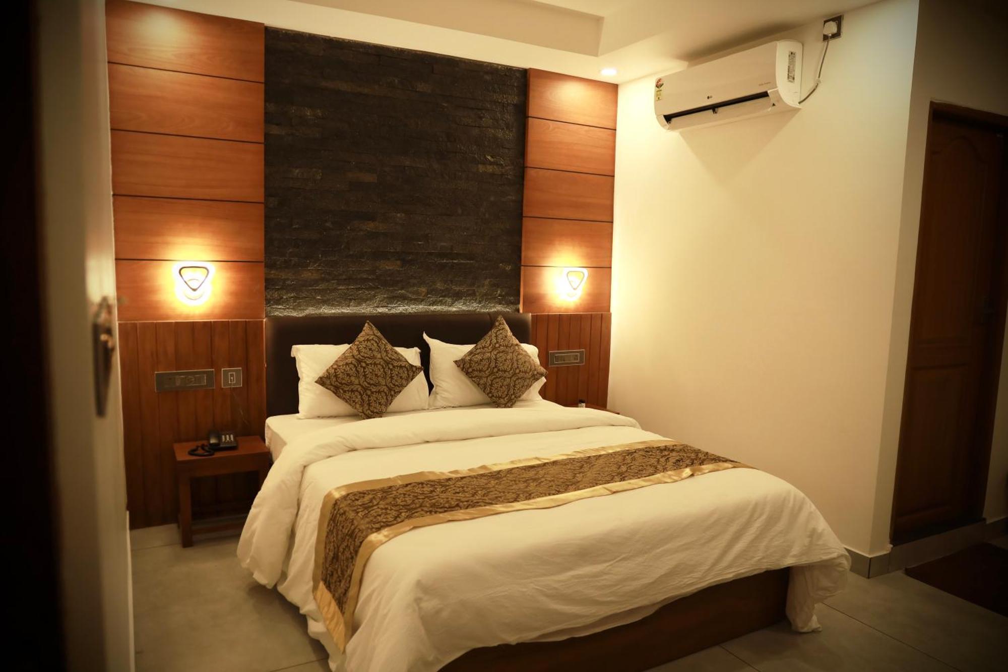 Silverstone Inn Nedumbassery Exterior photo