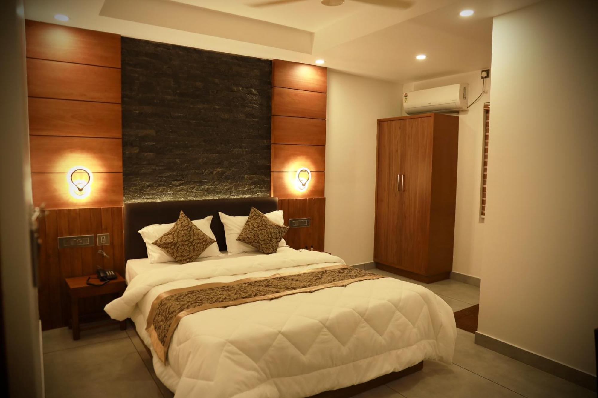 Silverstone Inn Nedumbassery Exterior photo